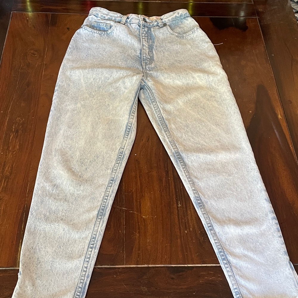 Vintage L.A. Gear Light Acid Wash with Zip-up Ankle Jeans